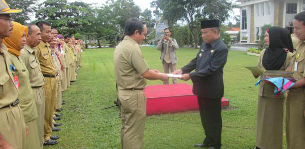 Penyerahan SK. Kenaikan Pangkat Periode Oktober 2016 Sesi Ke Dua oleh Bupati Bangka H.Tarmizi H.Saat