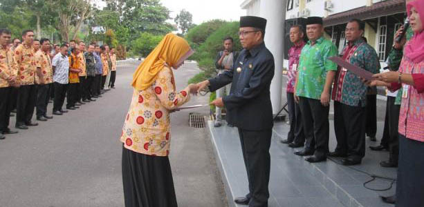 Penyerahan SK. Kenaikan Pangkat Periode April 2017 oleh Bupati Bangka H.Tarmizi H.Saat