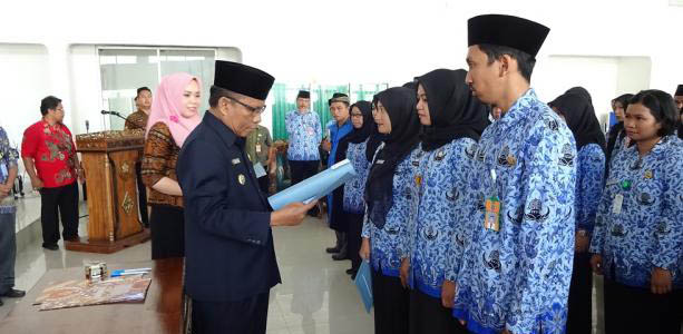 Pengambilan Sumpah/Janji PNS dan Penyerahan SK PNS dari Formasi Umum Tahun 2014