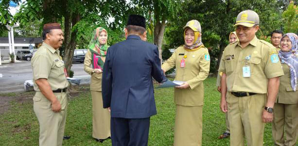 Penyerahan SK. Kenaikan Pangkat Periode Oktober 2016 oleh Bupati Bangka H.Tarmizi H.Saat